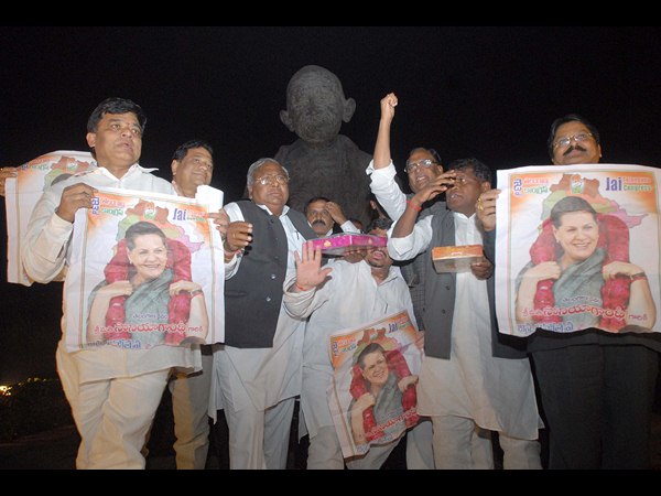 సోనియా చిత్రపటాలతో..