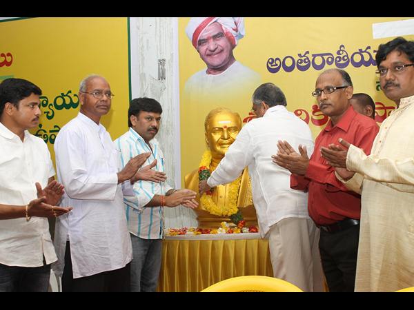ఎన్టీఆర్ విగ్రహం వద్ద ఇలా..