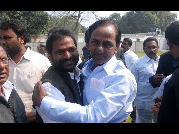 శ్రీనివాస్ గౌడ్‌కు కెసిఆర్ ఆలింగనం