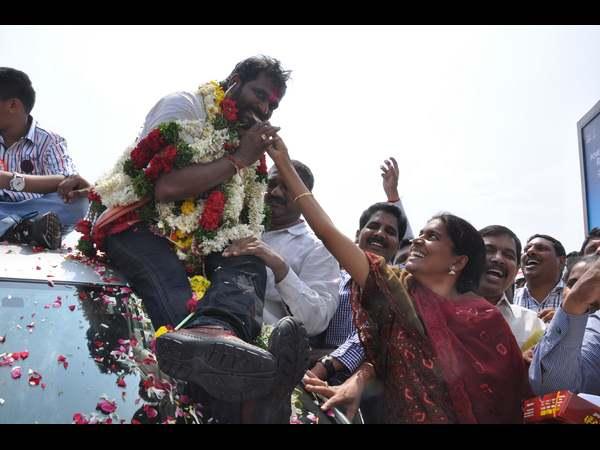 మిఠాయి తినిపిస్తూ..