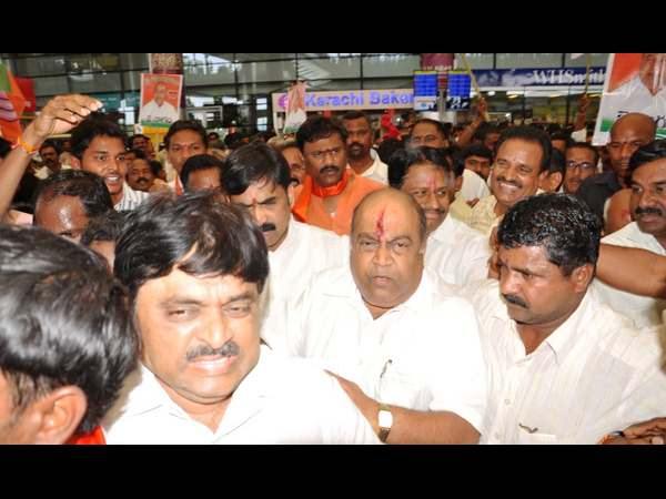 శంషాబాద్ చేరుకున్న నాగం
