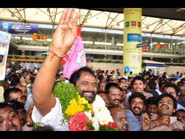శ్రీనివాస్ గౌడ్ అభివాదం