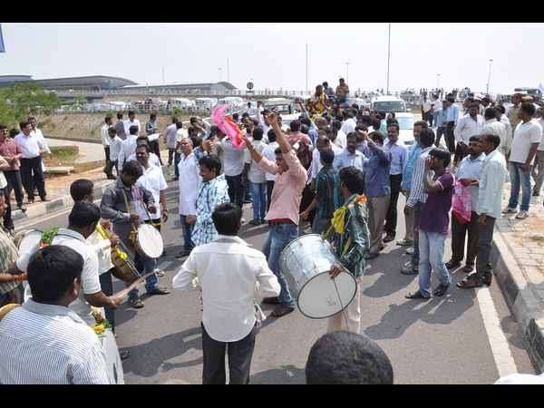 నృత్యాలు చేస్తూ..
