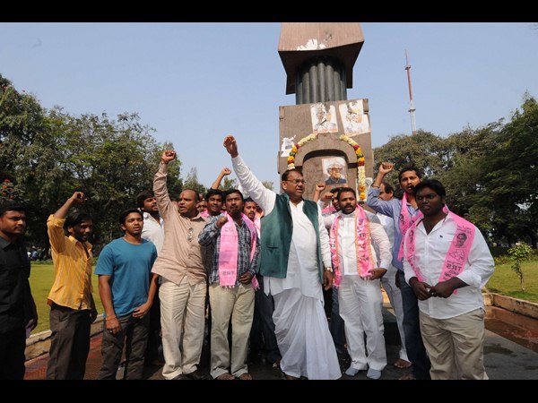 తెరాస నేతలు..