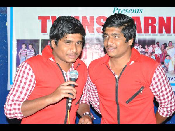 ఒకే రకమైన దుస్తుల్లో..