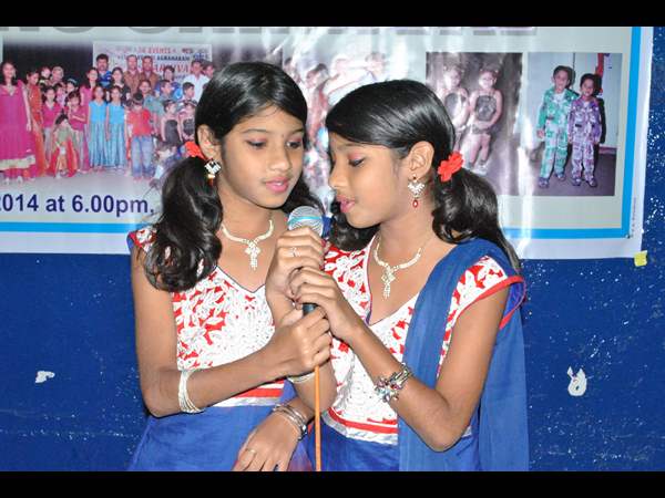 పాటలు పాడుతున్న కవలలు