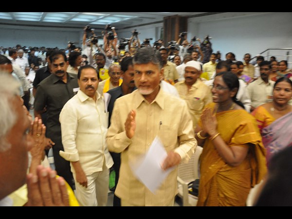 నేతల నమస్కారాలు స్వీకరిస్తూ..