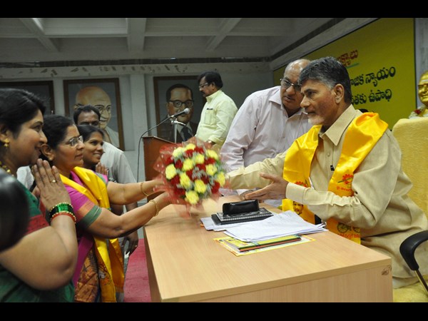 మహిళా నేతల నుంచి పుష్పగుచ్ఛం స్వీకరిస్తూ..