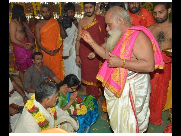 ఆశీర్వాదం తీసుకుంటున్న బాబు దంపతులు