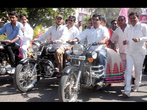 బైక్ పైన కవిత