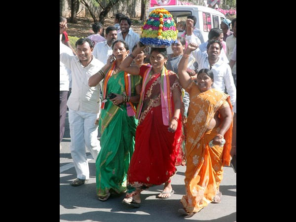 బతుకమ్మతో ఆహ్వానం