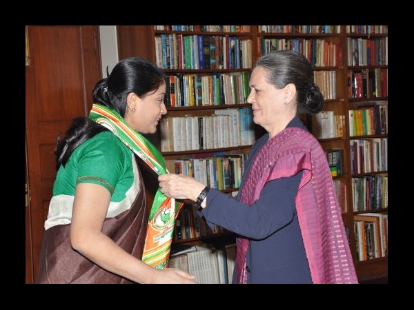రాములమ్మకు సోనియా కండువా