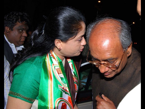 డిగ్గీ చెవిలో గుసగుస