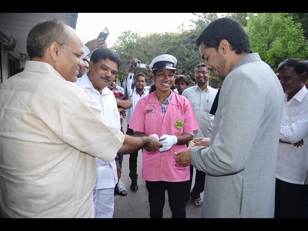 షి క్యాబ్ ప్రారంభం