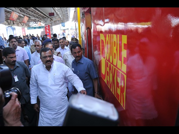 కిందా పైనా ప్రయాణికులు