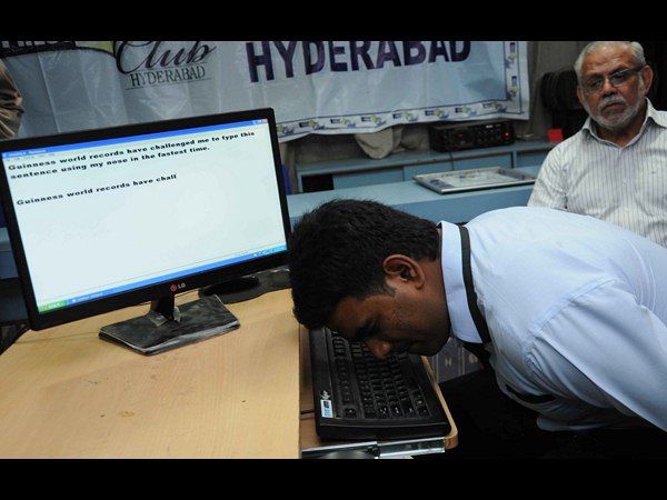 ముక్కుతో టైప్ చేసి రికార్డు