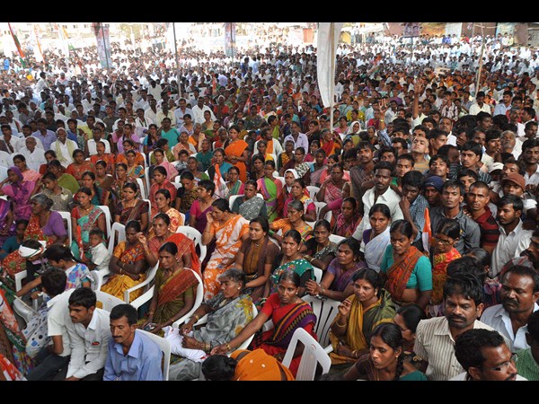 భారీగా ప్రజలు భారీగా ప్రజలు