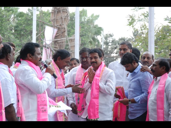 హామీల వర్షం..