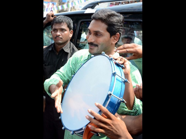 డోలు వాయిస్తూ..