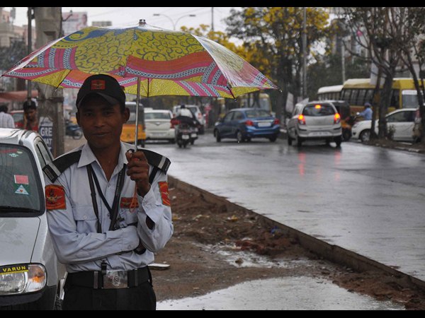 వర్షంలోనే విధులు