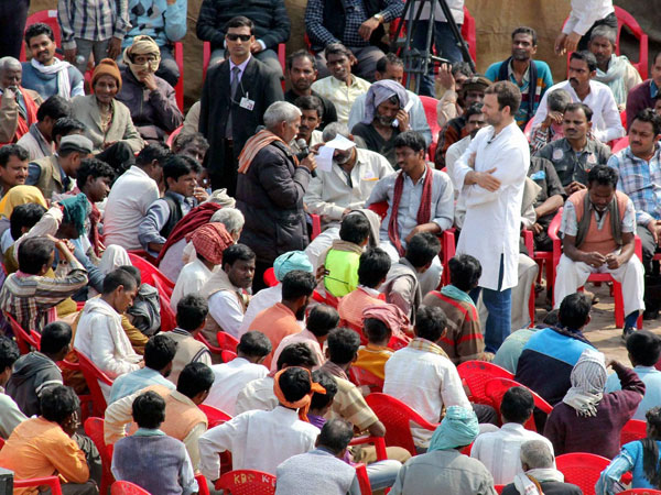 Rahul Gandhi in UP: Interacts with rickshaw pullers in Varanasi Rahul Gandhi in UP: Interacts with rickshaw pullers in Varanasi
