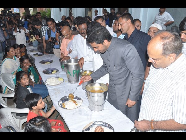 వడ్డిస్తున్న మేయర్