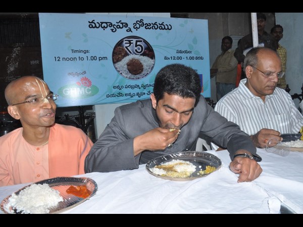 హరేకృష్ణా ఫౌండేషన్ వారితో మేయర్