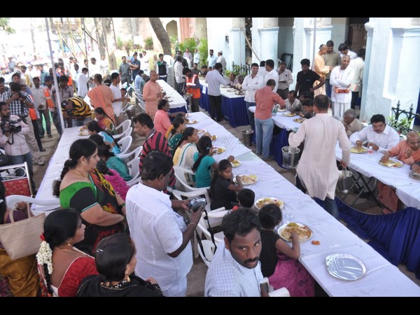 భోజనం తింటూ