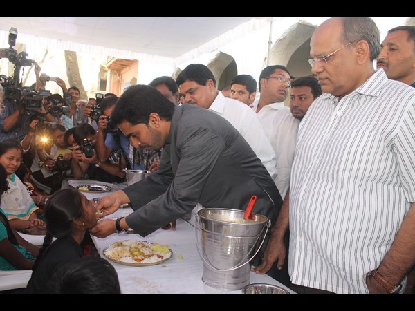 చిన్నారికి భోజనం తినిపిస్తున్న మేయర్