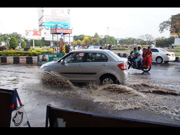 రోడ్లు నీళ్లమయం