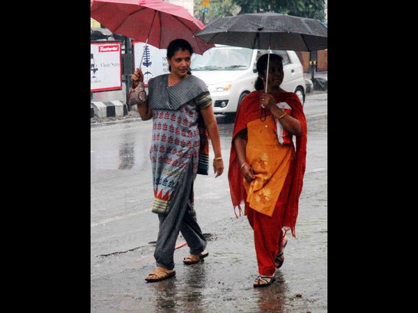 రోడ్లపై నీరు