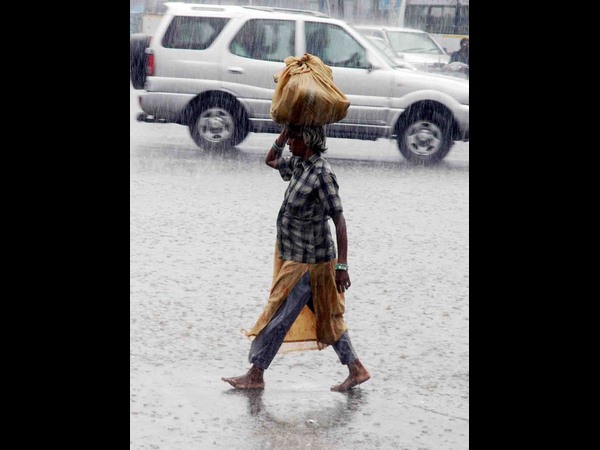 వర్షంలో వెళ్తున్న మహిళ