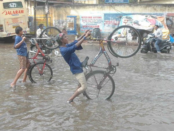 చిన్నారుల సైకిల్ ఫీట్లు