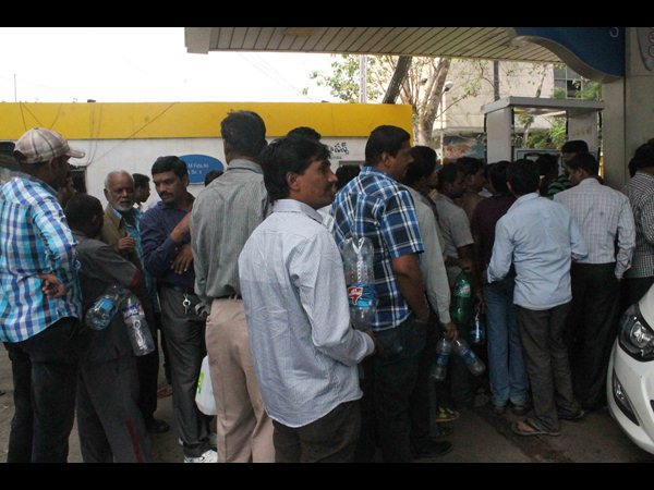 ప్లాస్టిక్ సీసాలతో క్యూలు..