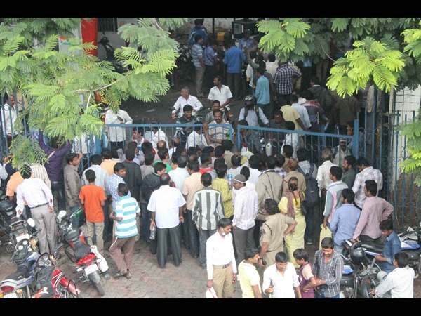 పెట్రోల్ కోసం పడిగాపులు..