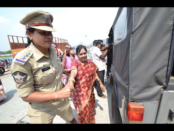 ఆందోళనకారులు పోలీసుల అదుపులో...