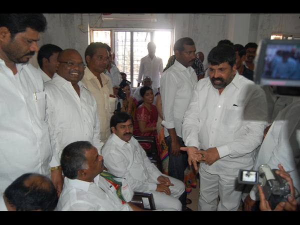 కార్యకర్తలూ ఆగ్రహం..