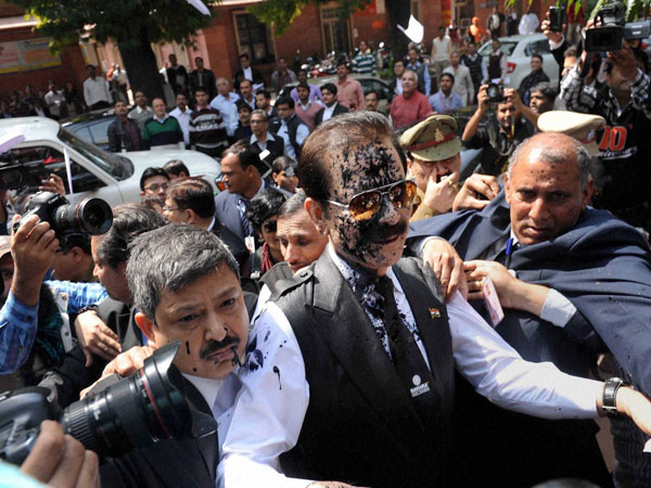 Black ink thrown at Subrata Roy Black ink thrown at Subrata Roy