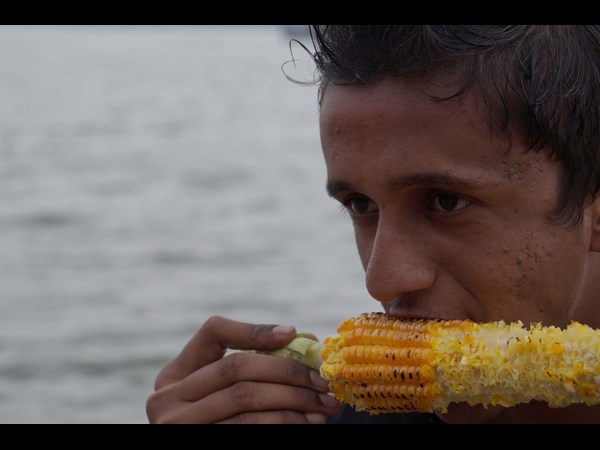 చల్లని వర్షంలో వేడి వేడి మొక్కజొన్న పొత్తు