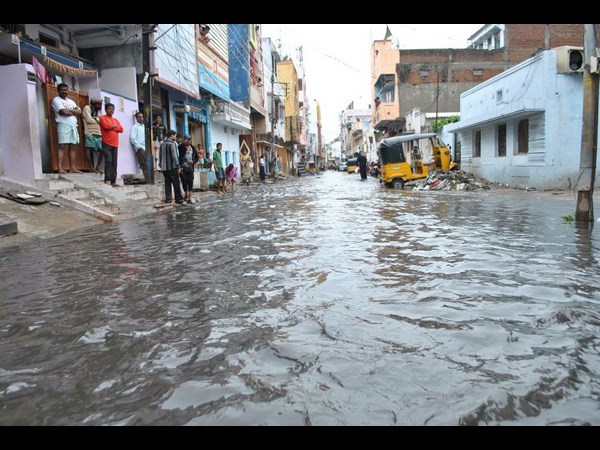 నీట మునిగిన రోడ్డు