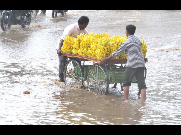 వ్యాపారుల బాధలు
