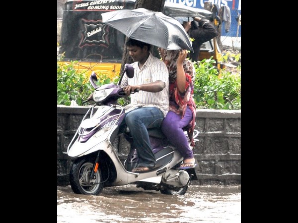 బండిపై గొడుగుతో