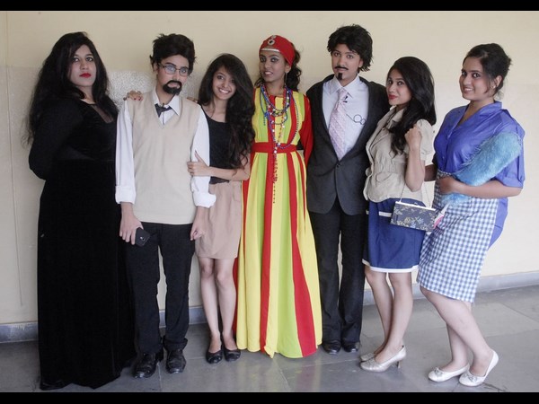 వినూత్న వస్త్రధారణలో..