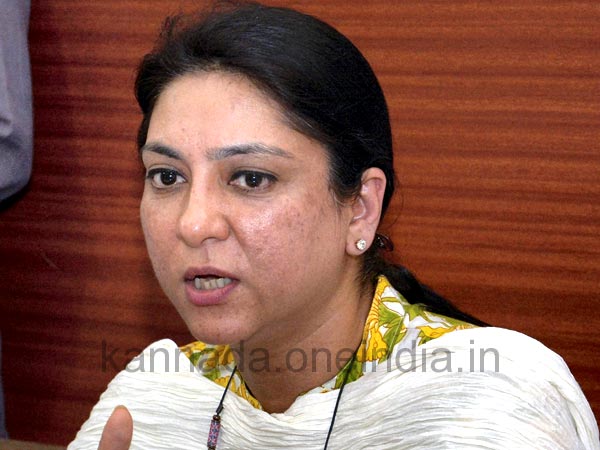 ప్రియా దత్ పైన