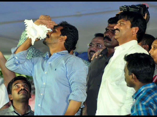 శంఖం ఊదుతూ