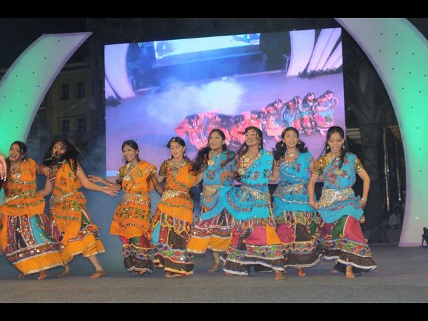 యువతుల నృత్యం