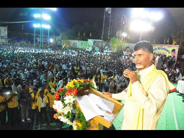 మాట్లాడుతున్న బాబు