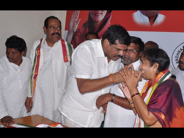 కాంగ్రెసులోకి జగన్ పార్టీ నేత