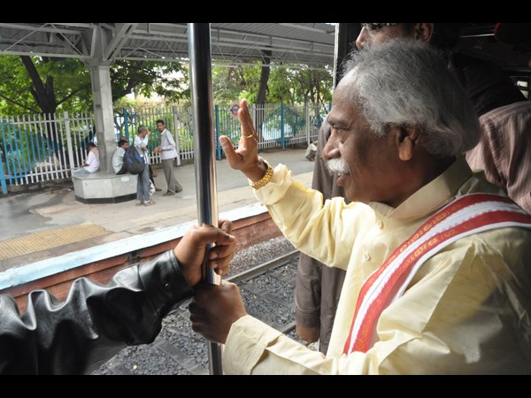 స్టేషన్ వచ్చింది