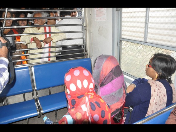 కిటికీలోంచి ముచ్చటింపు